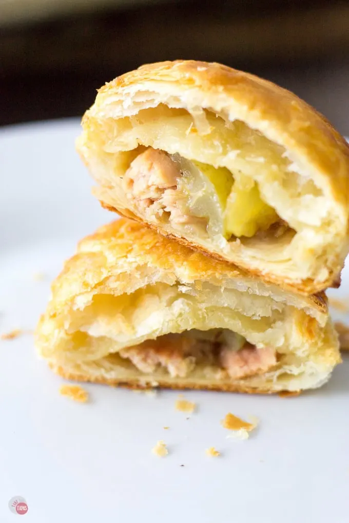Use your leftover smoked chicken and few remaining grapes and make it into smoked chicken hand pies for lunch or your next tailgating party! Smoked Chicken and Roasted Grape Hand Pies Recipe | Take Two Tapas | #SmokedChicken #ChickenRecipes #LeftoverRecipe #LeftoverChicken #HandPies #PuffPastry #grapes