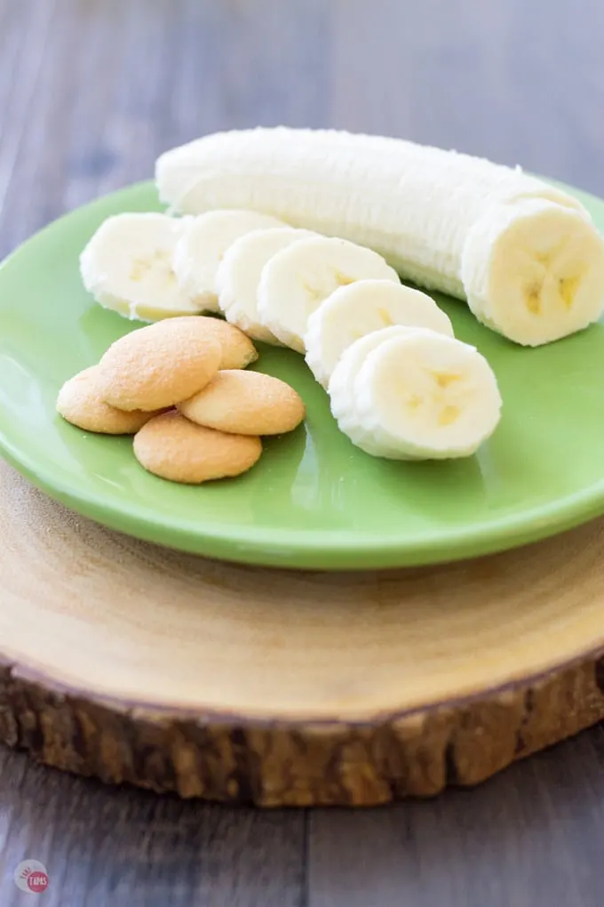 sliced bananas and vanilla wafers on a green plate