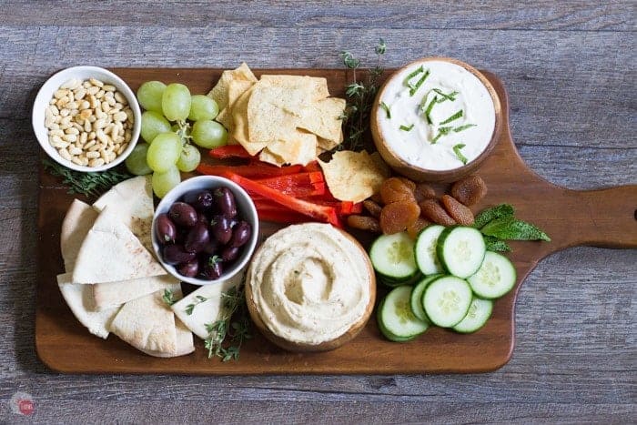 kopfoto van hummus snackschaal