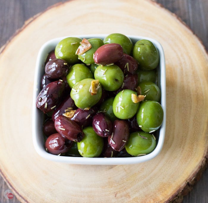 Las aceitunas son el aperitivo perfecto para el día o la noche. Llenas de grasas saludables y vitamina E, estas aceitunas marinadas en aceite de oliva y vinagre balsámico son la opción perfecta para satisfacer ese antojo de aperitivos salados. Receta de aceitunas marinadas | Take Two Tapas | 