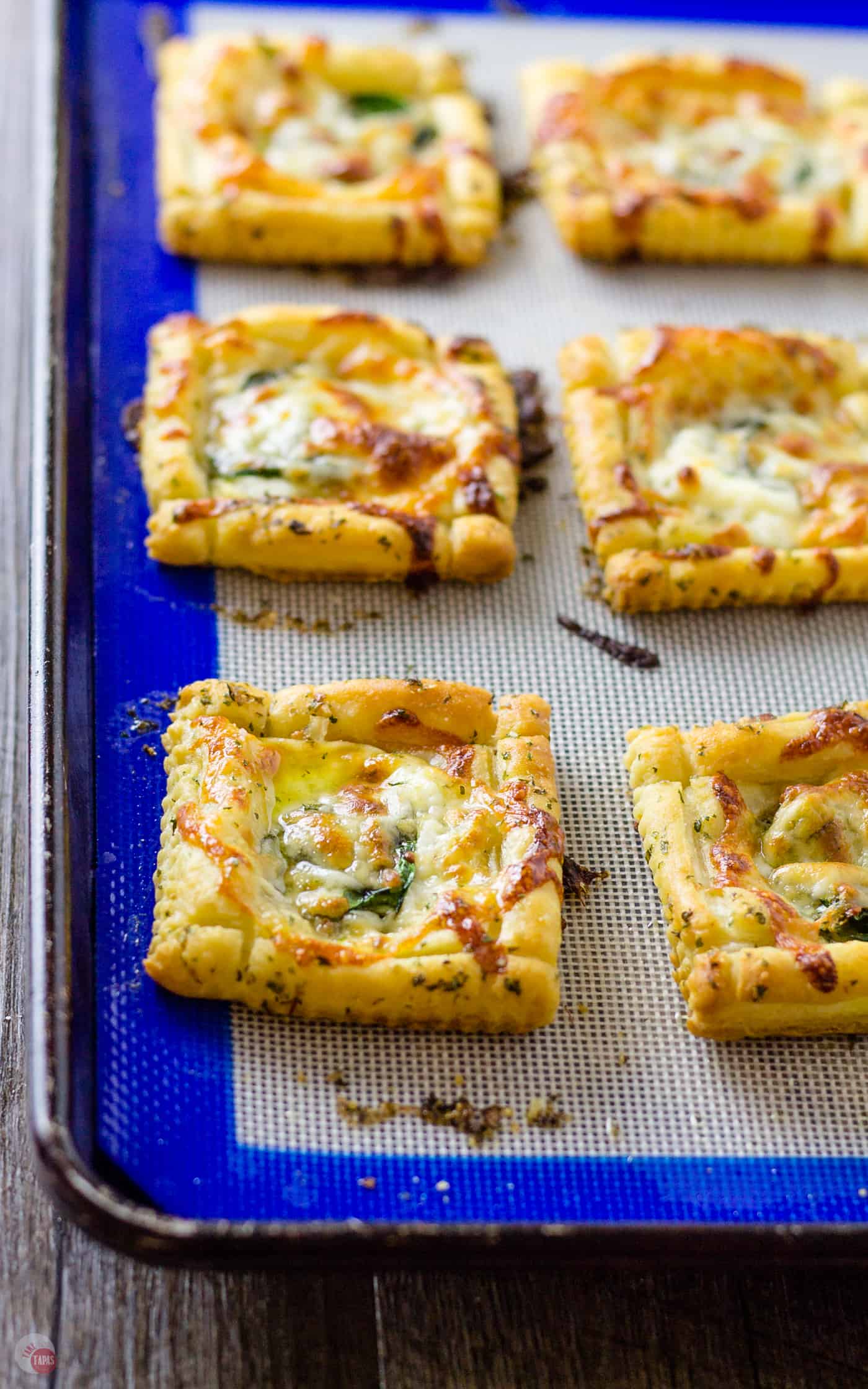Grab a handful of these White Pizza Mini Tarts | Take Two Tapas #Pizza #WhitePizza #Tarts