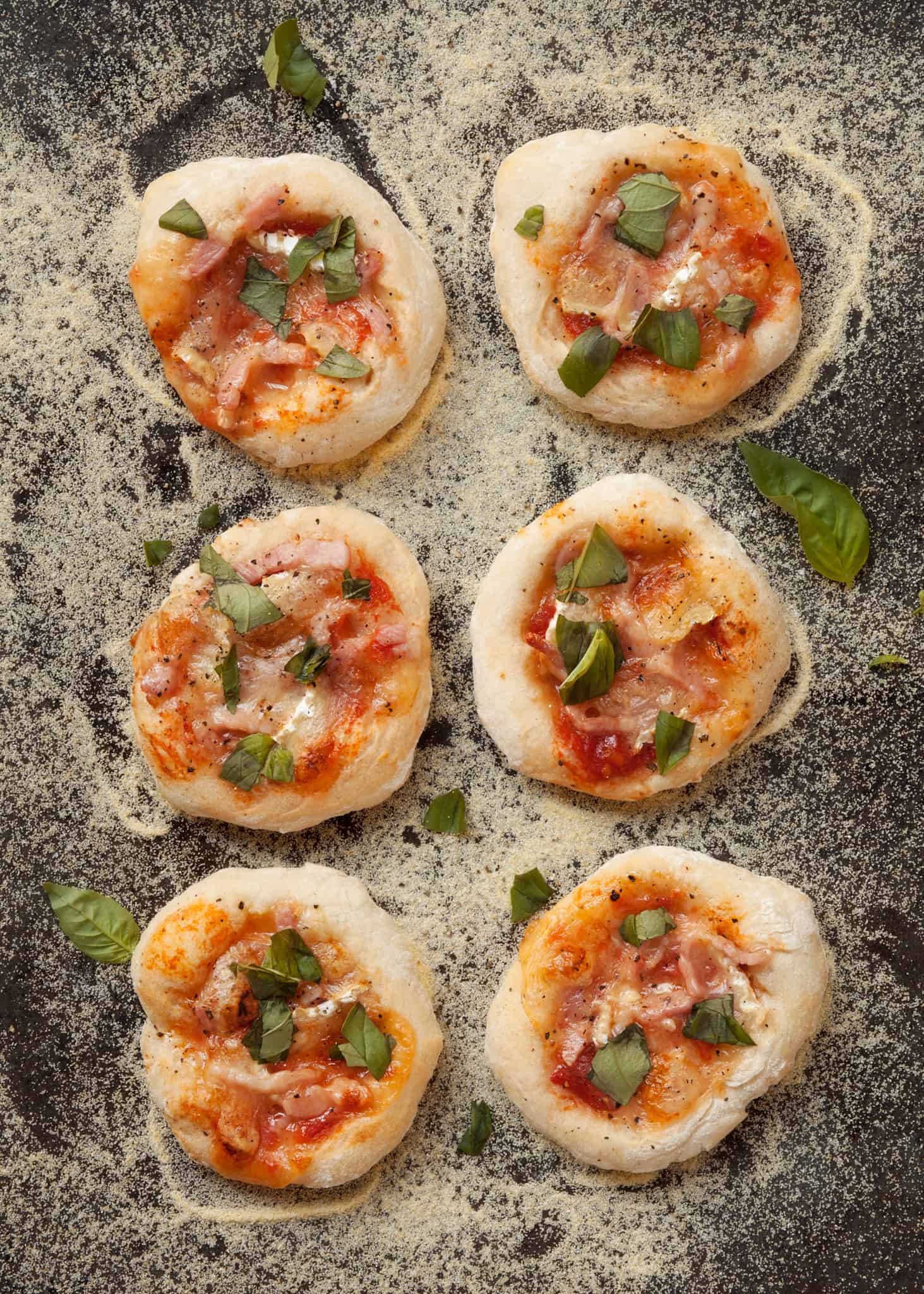 Bacon Brie Basil Mini Pizzas for Game Day! #gameday #appetizer #pizza #fingerfood