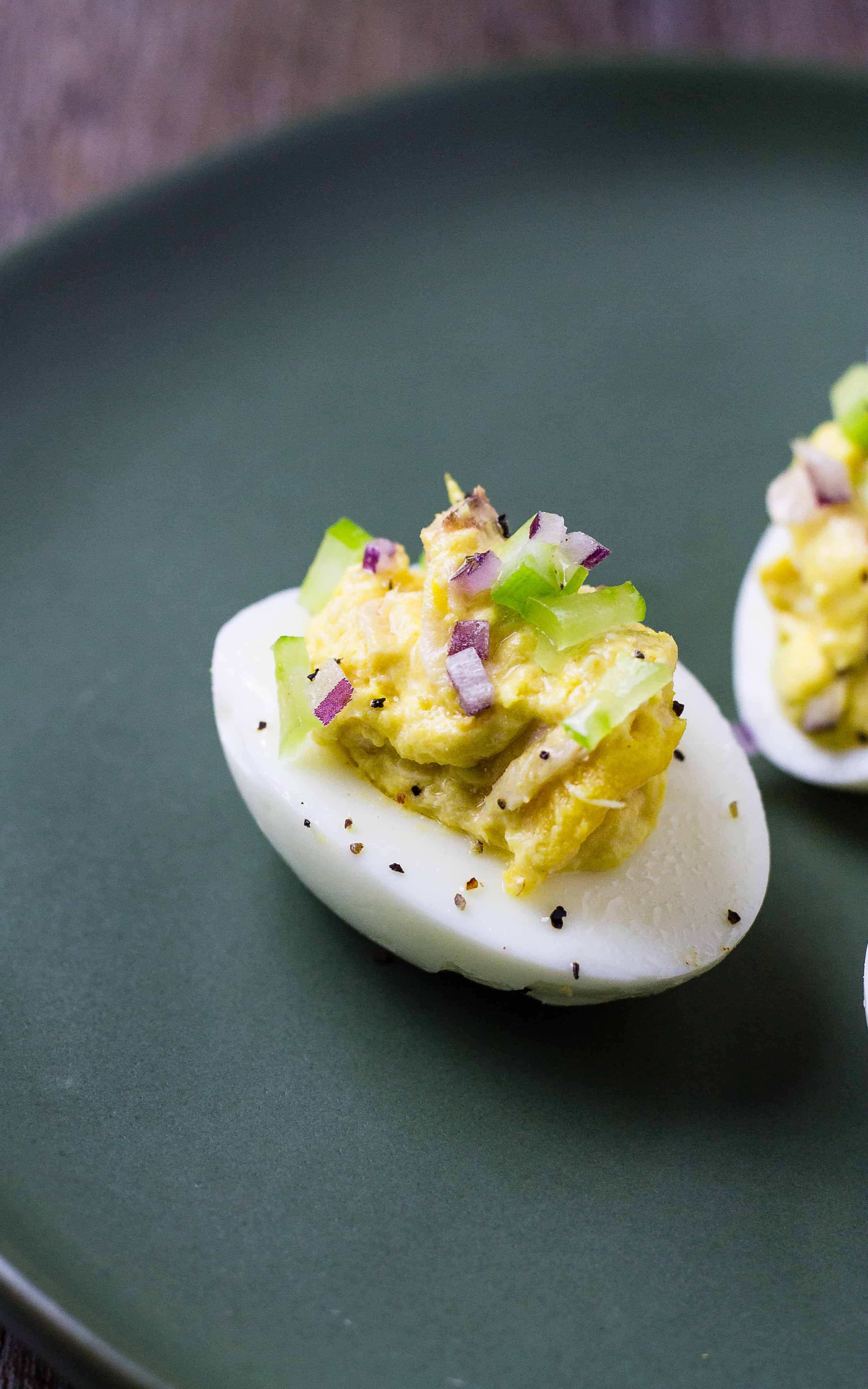 zoomed in picture of deviled eggs with on a plate