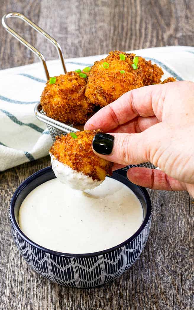 bowl if dip con immersione a mano in una palla fritta