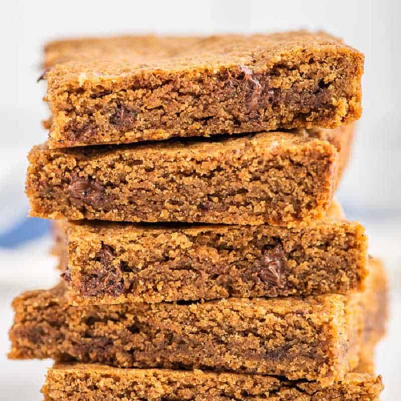 square picture of blonde brownies