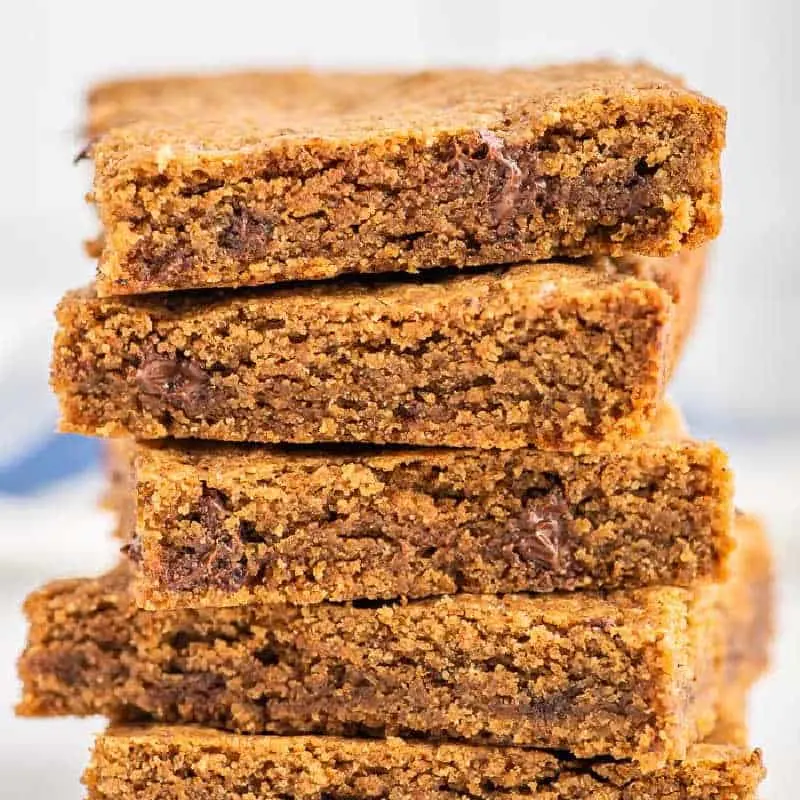 square picture of blonde brownies