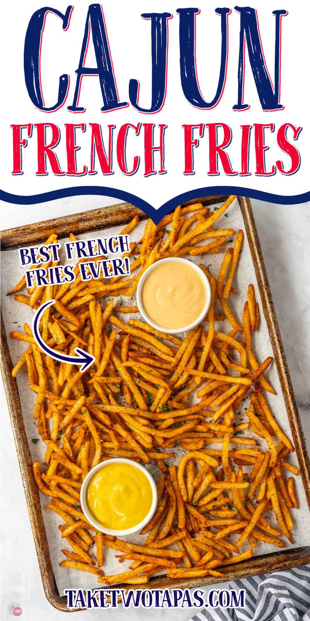 blechpfanne mit Pommes Frites und Text "Cajun Pommes Frites"