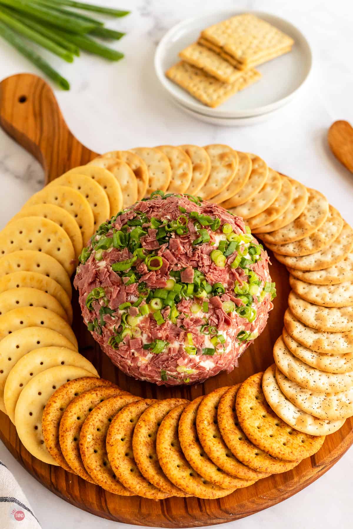 chipped beef cheese ball with crackers