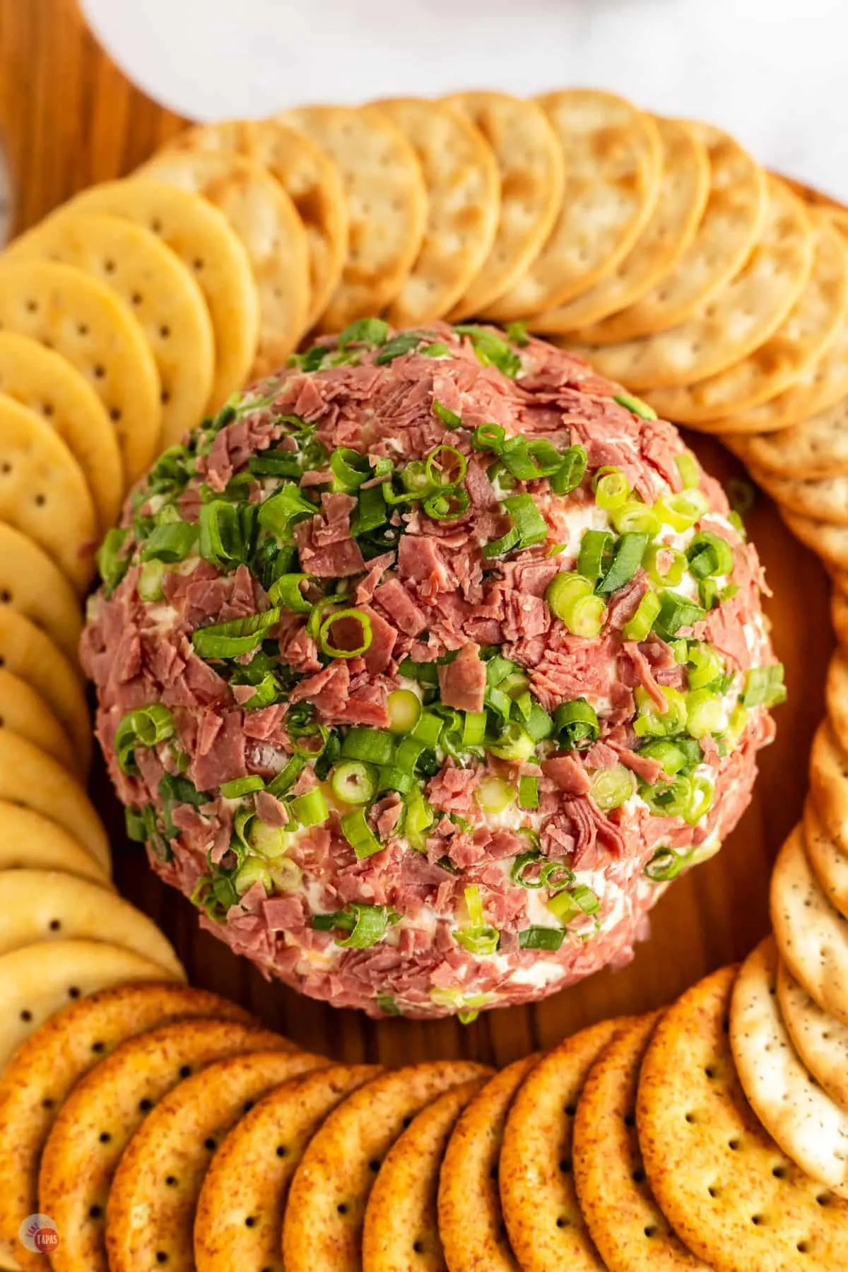 chipped beef cheese ball with crackers