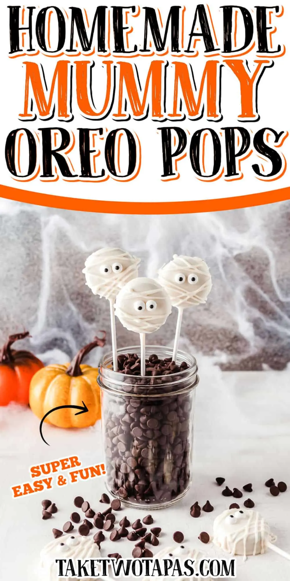 lollipops with text "halloween mummy oreo pops"