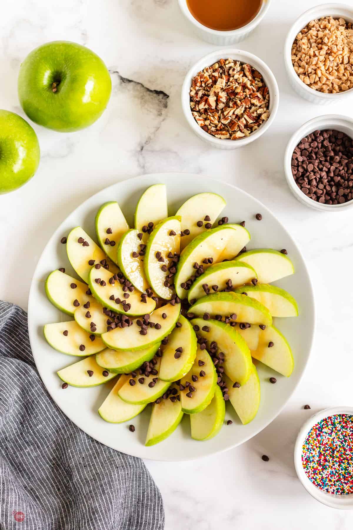 apple nachos with chocolate chips