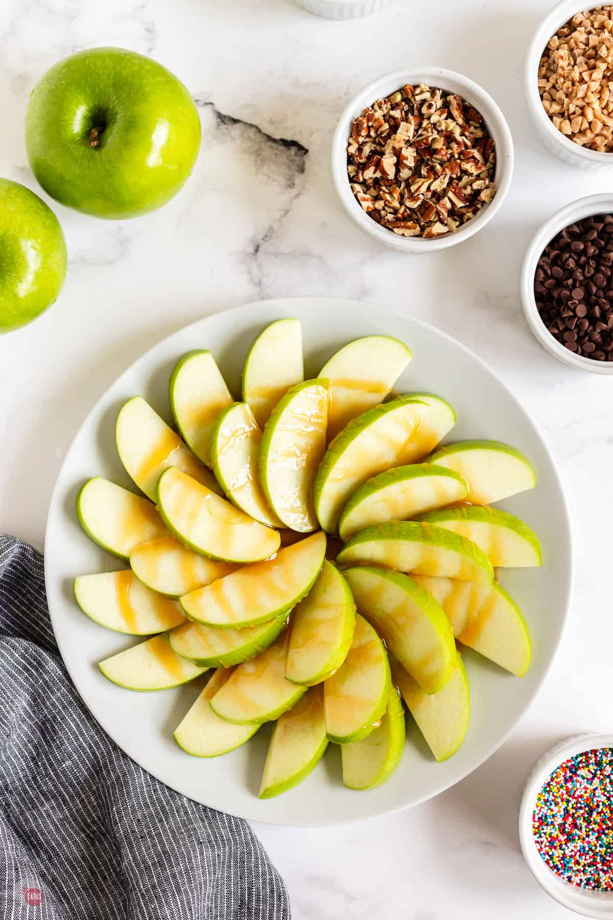 apple slices on a plate