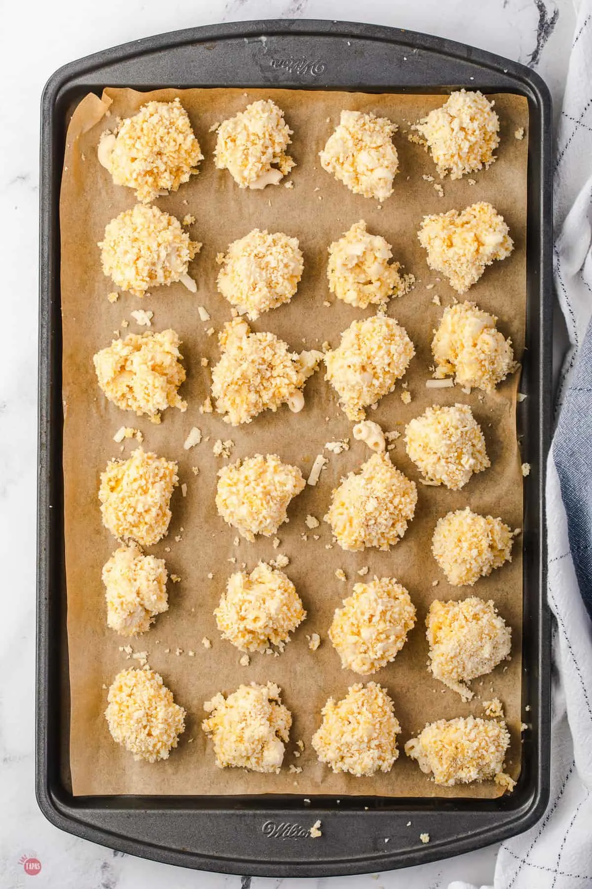 baking sheet with mac and cheese balls on it
