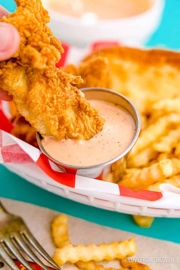 Cane sauce with a chicken tender