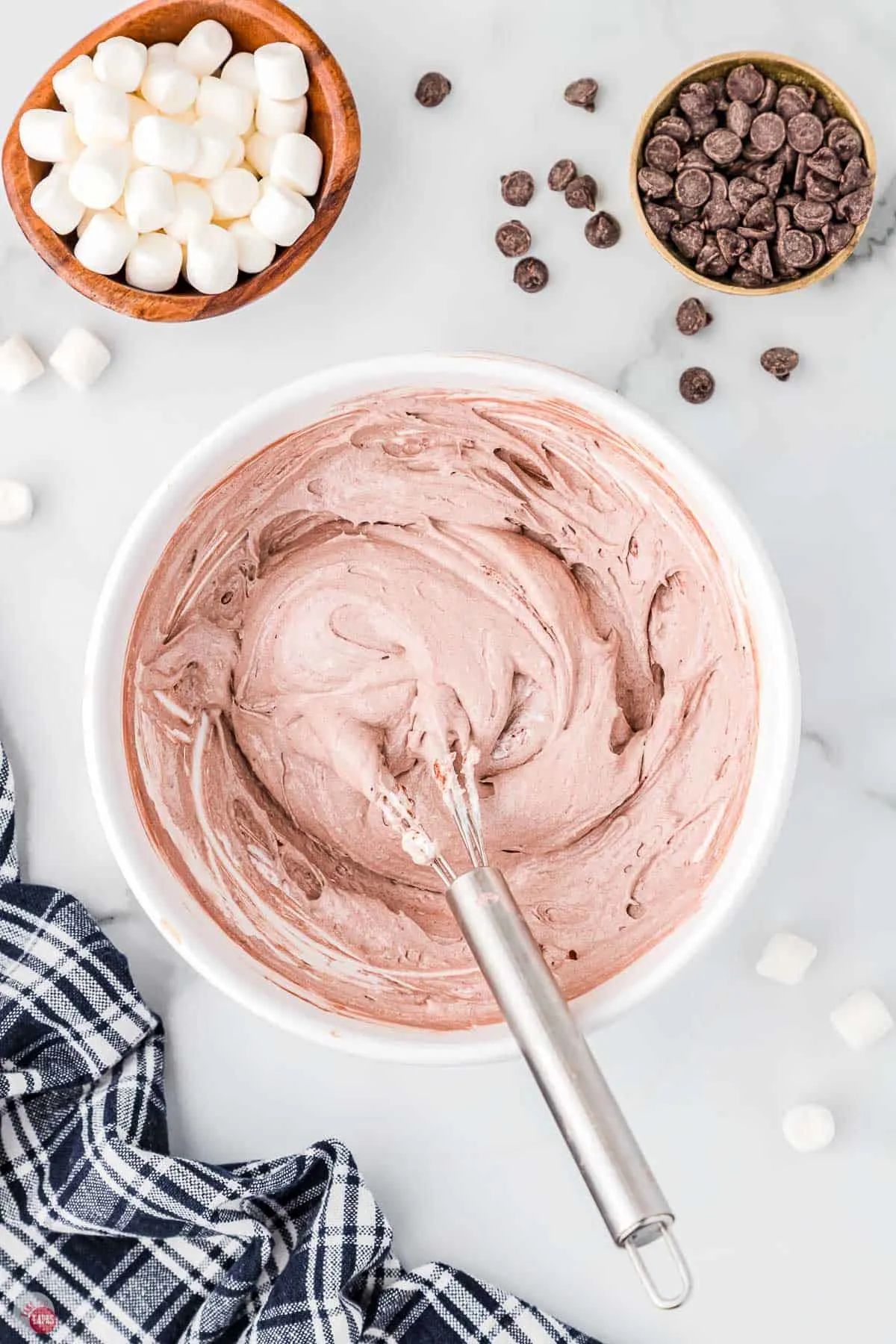 bowl of cocoa powder and marshmallow