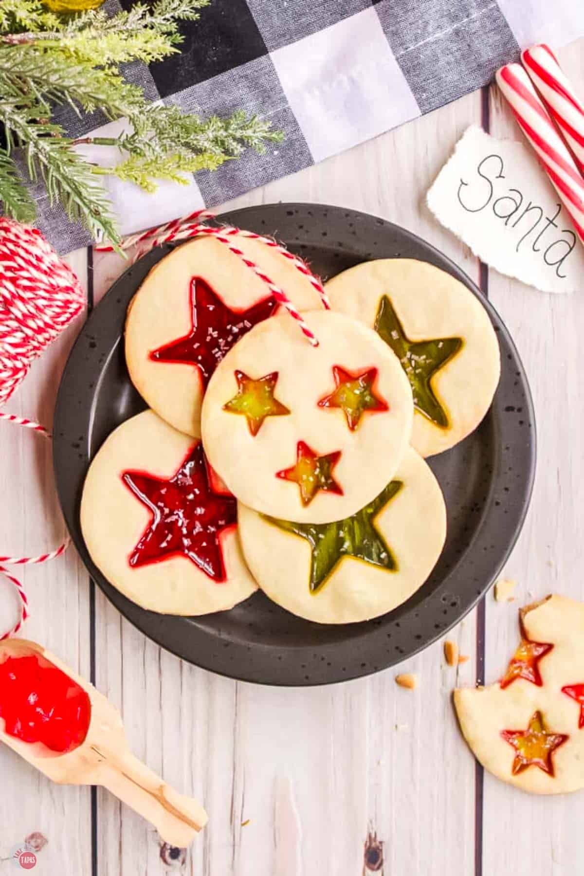 black plate with a pile of cookies on it