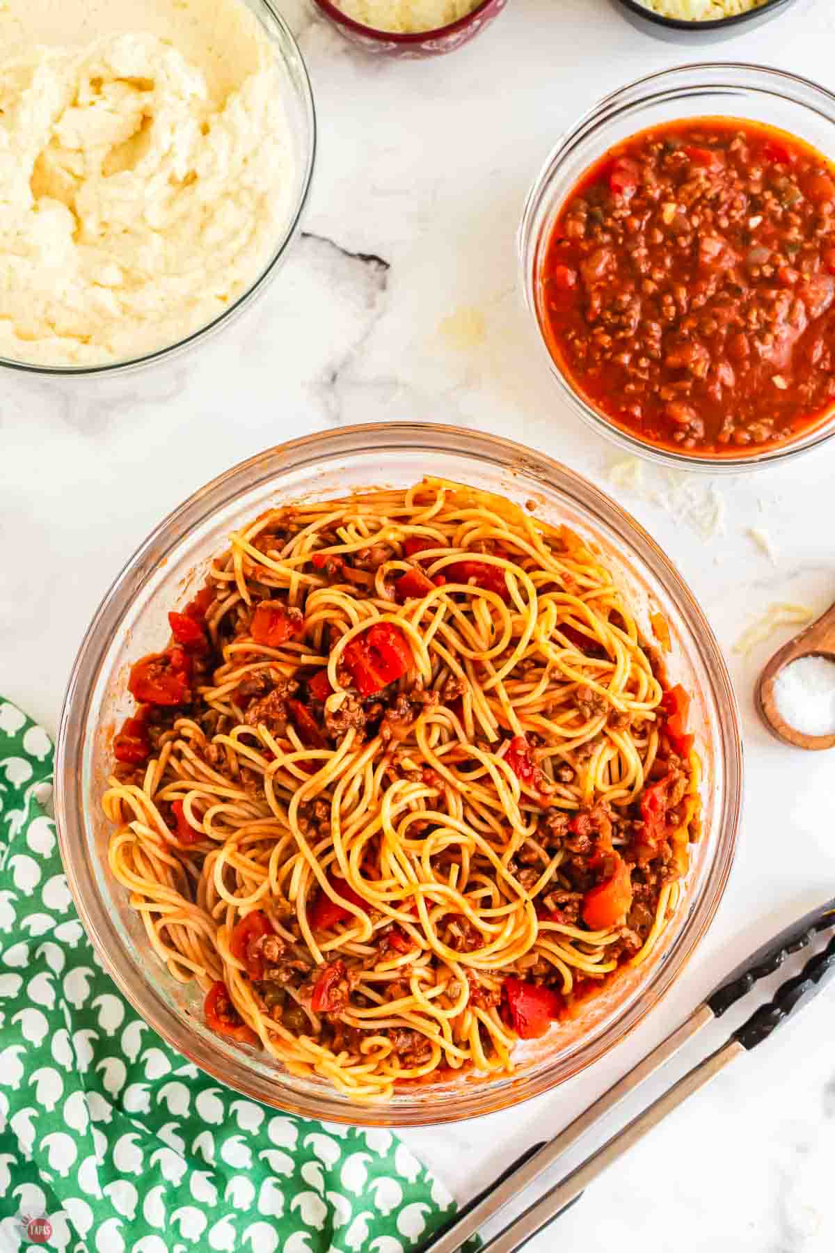 bowl of spaghetti mixed with tomato sauce