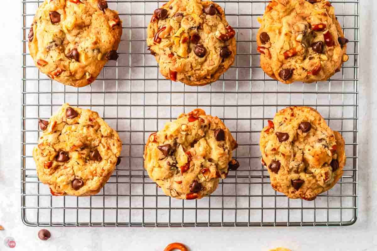 wire cooling rack with baked cookies on it