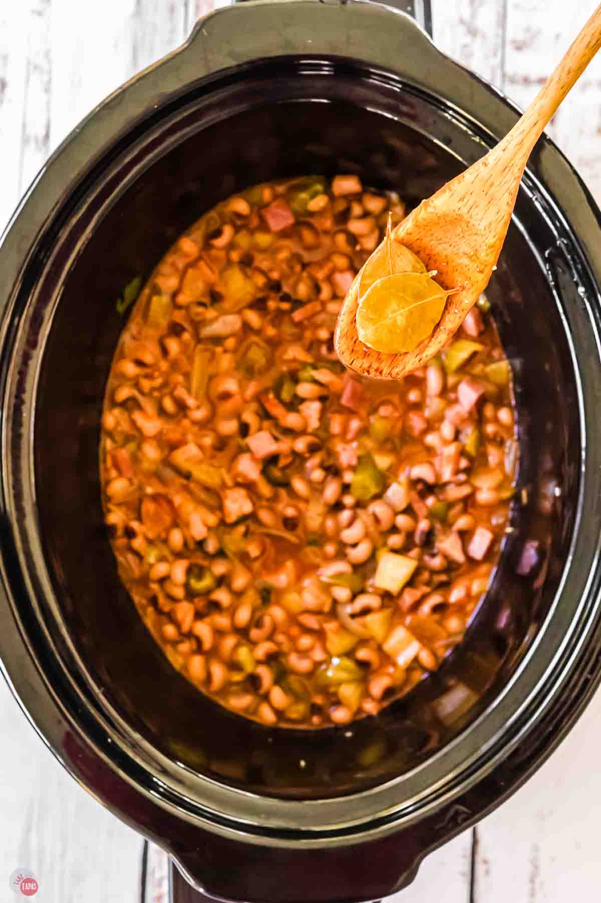crock pot of cooked black eyed peas