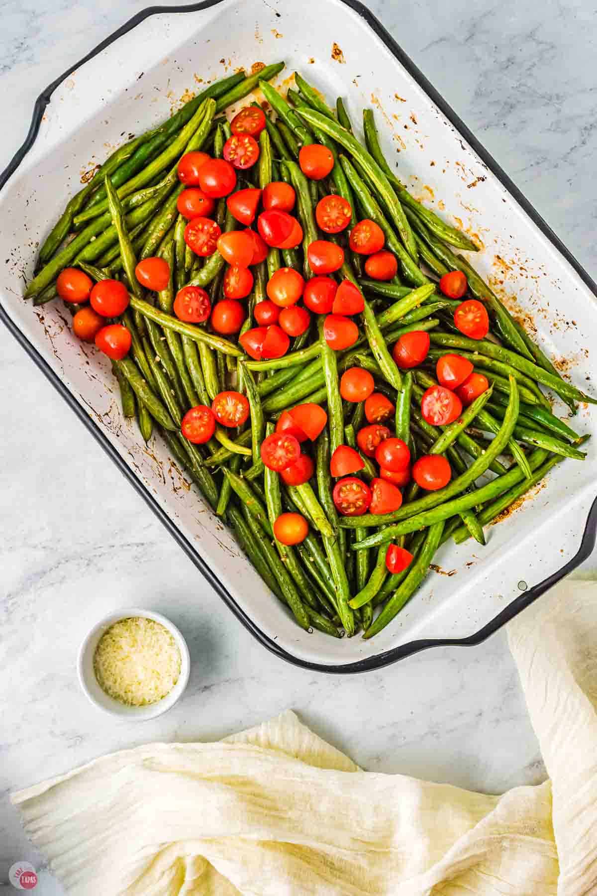 baked green beans with tomatoes on top