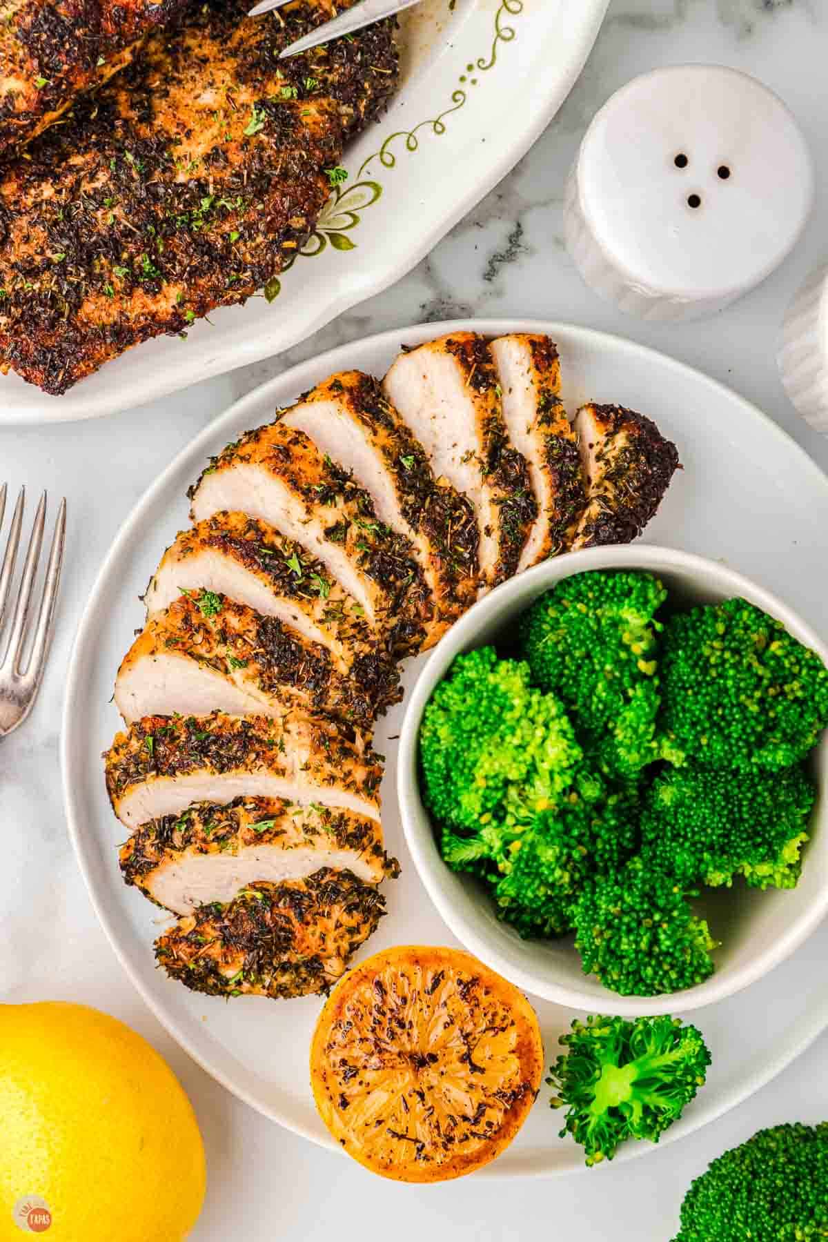 overhead plate with sliced chicken and broccoli on it