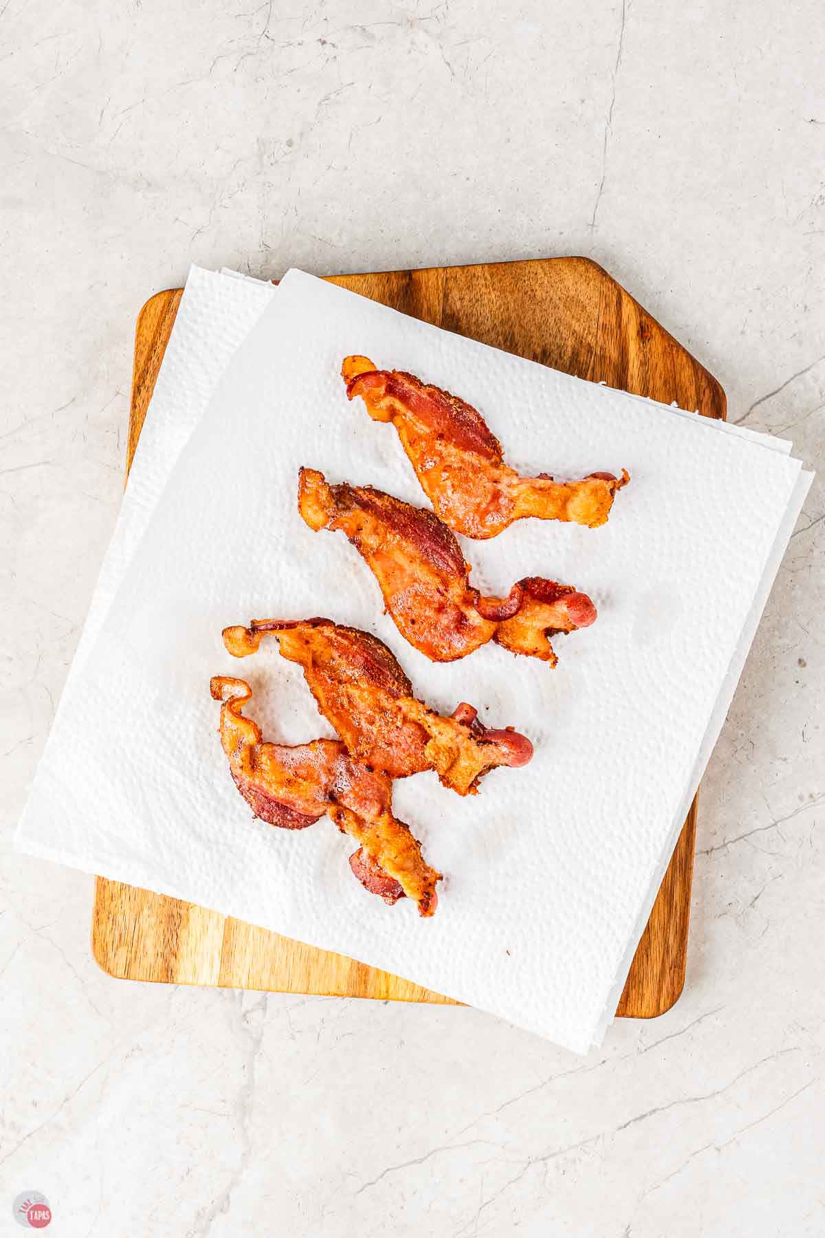 cooked bacon on a paper towel