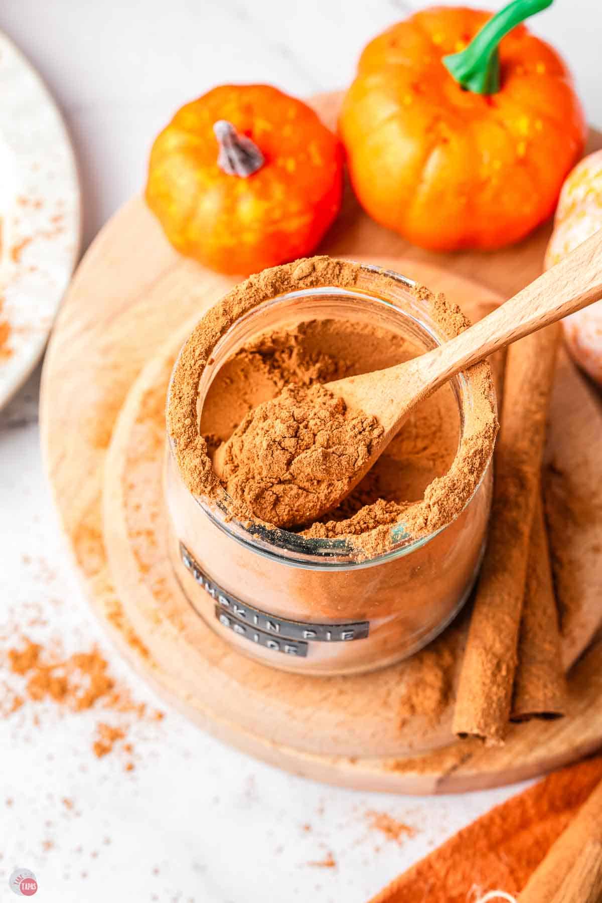 measuring spoon of pumpkin pie spice